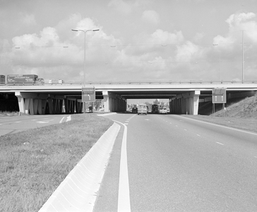 884348 Gezicht op het viaduct in de A12 over de Europalaan te Utrecht, vanuit het westen.